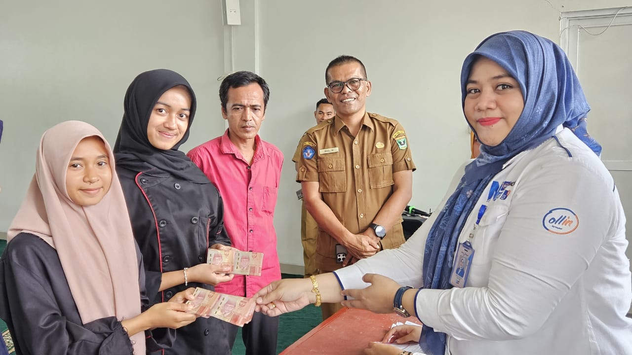 Tika, perwakilan Bank Nagari Lubuk Sikaping saat penyaluran bantuan